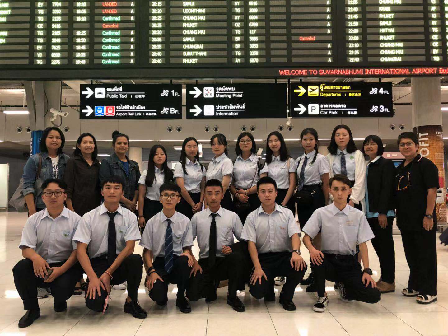 学生在曼谷机场与泰国老师合影