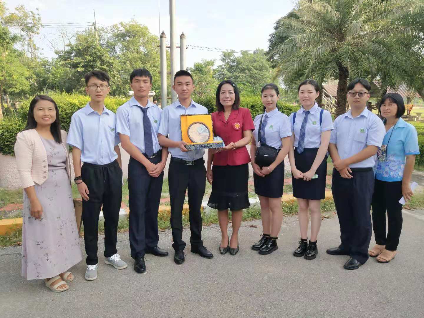 赴泰交换生与泰国学校校长合影
