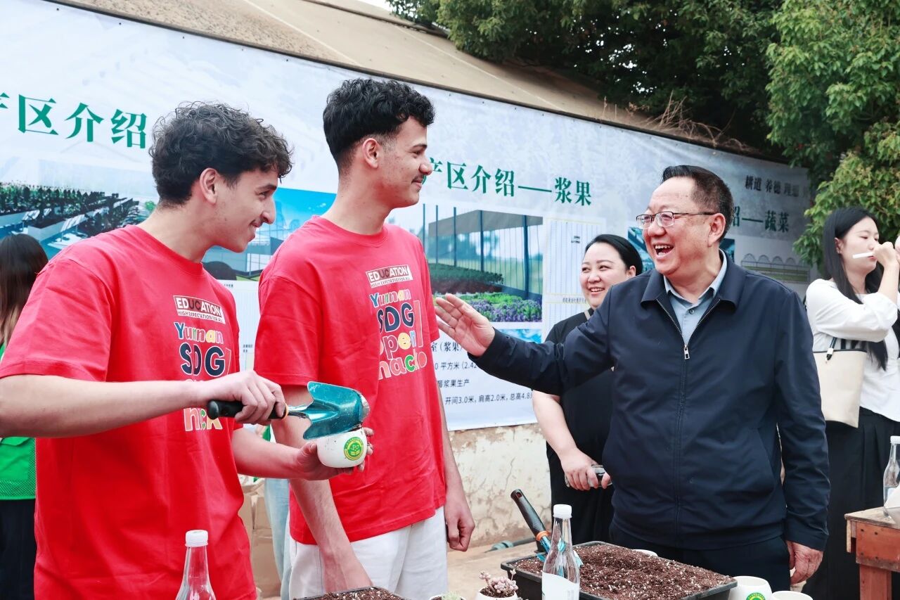 文俊书记与外国学生亲切交流